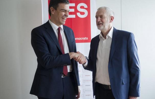 Pedro Sánchez, este jueves, con Jeremy Corbyn, líder de los laboristas británicos.