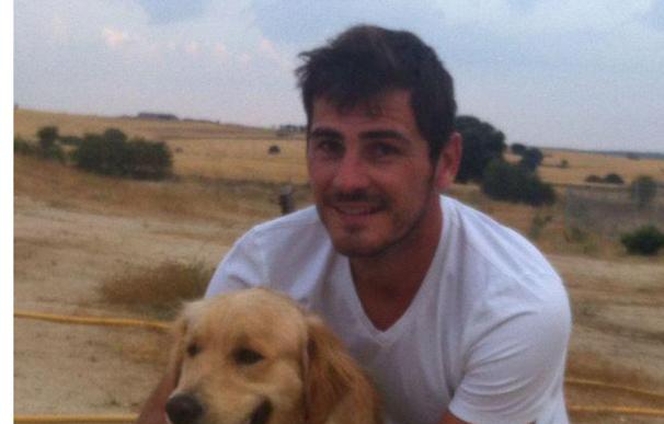 Iker Casillas posa con su mejor amigo