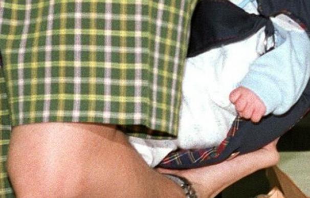 Las tiendas británicas retiran una bandolera para bebés ante el riesgo de asfixia