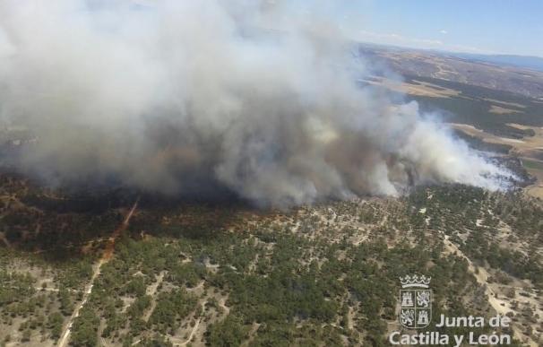 Continúa activo y en nivel 2 el fuego de Navalilla (Segovia) que ya ha arrasado 400 hectáreas de arbolado