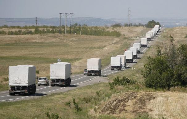 Los primeros camiones con carga humanitaria rusa llegan a la frontera con Ucrania