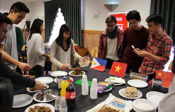 Unos 40 estudiantes asiáticos celebran en la UCAM el Año Nuevo Chino
