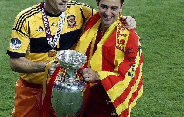 Iker Casillas y Xavi posan juntos con la Copa