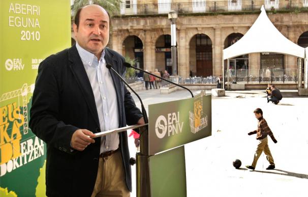 Ortuzar dice que no necesitan que Zapatero reparta rosas, sino que reconozca el derecho a decidir