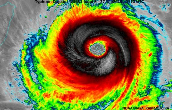 Evacuadas miles de personas ante la llegada del tifón Dujuan/NASA