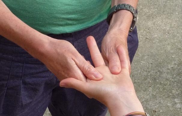 Fisioterapeutas advierten sobre los masajistas ilegales, que pueden producir lesiones e infecciones en la piel
