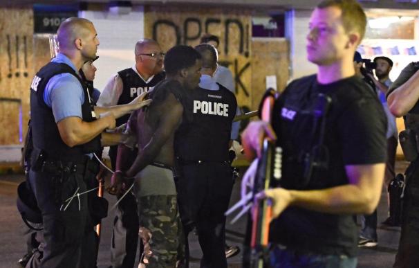 El lanzamiento de botellas frustra una noche de protesta pacífica en Ferguson