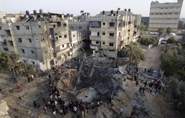 Israel bombardea Gaza mientras cede el lanzamiento de cohetes