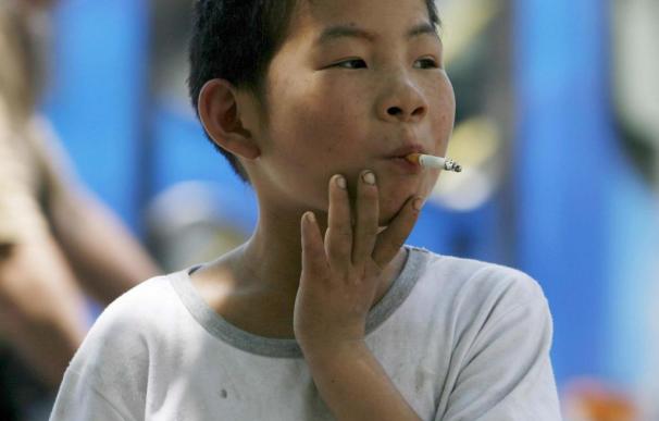 Un niño indonesio de dos años fuma dos paquetes de tabaco al día