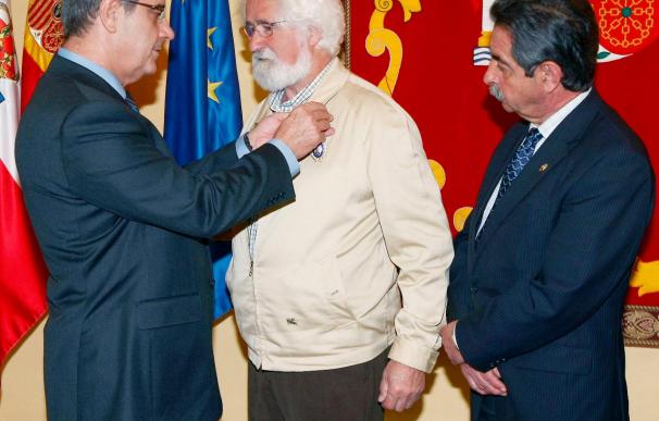 El ministro de Trabajo entrega la Medalla de Oro a un cura obrero
