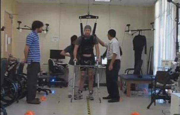 Un parapléjico consigue caminar con sus propias piernas gracias a sus ondas cerebrales