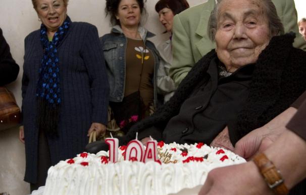 La abuela de la provincia de Huelva recibe un ordenador al cumplir 104 años