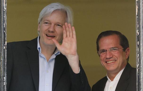 El canciller de Ecuador viaja a Londres por el segundo aniversario del asilo a Assange