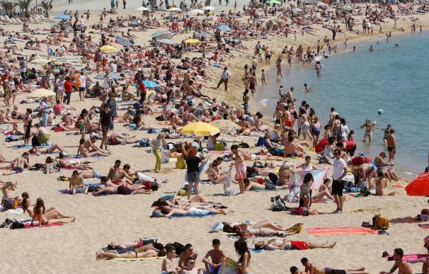 El sol y las altas temperaturas llenan de bañistas las playas de Barcelona