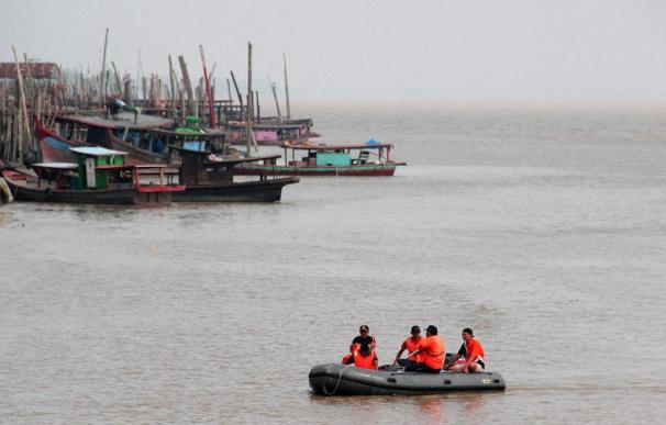 Un equipo de rescate indonesio busca los cuerpos de algunas de las víctimas mortales de un naufragio en Panai Hilir, al norte de Sumatra (Indonesia)