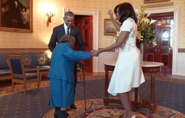 Una mujer de 106 años baila junto a Barack y Michelle Obama en su visita a la Casa Blanca (Facebook)