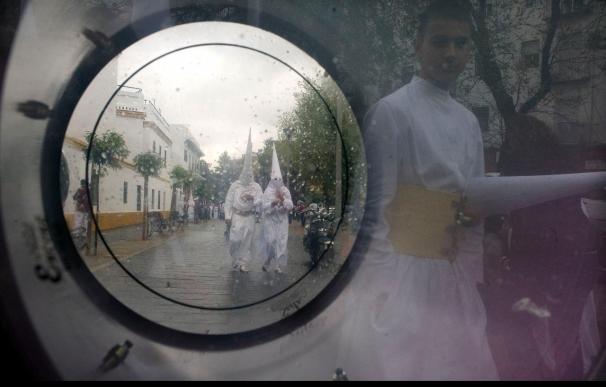 La lluvia altera la mayoría de las procesiones del Lunes Santo en Sevilla