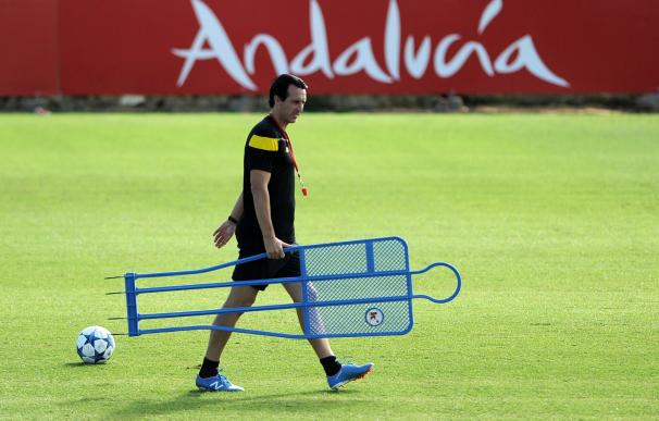 Sevilla's coach Unai Emery carries a free kick tra