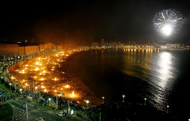 Decenas de miles de personas celebran en playas de Coruña noche de San Juan