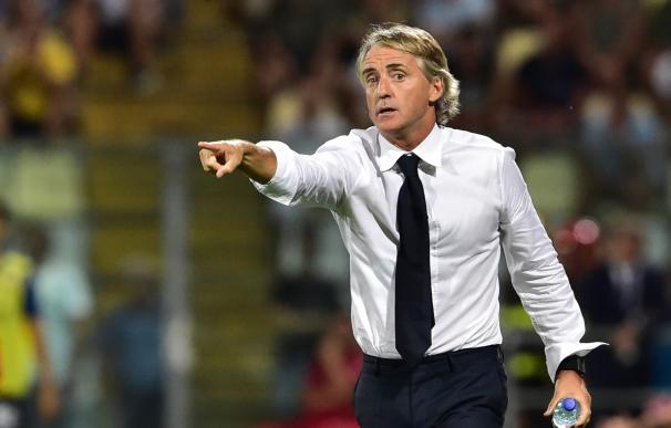 Inter Milan's coach from Italy Roberto Mancini ges