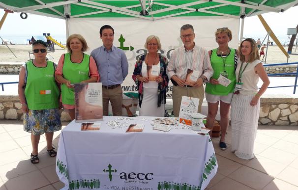 Voluntarios de la AECC realizan una campaña de información y prevención de riesgos de la exposición al sol