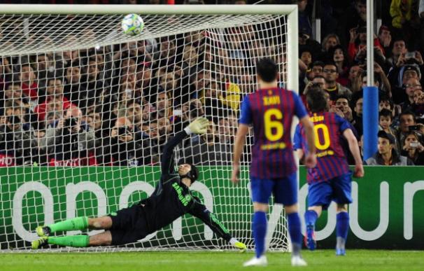 Leo Messi falló un penalti decisivo ante Cech en las semifinales de 2012. / Getty Images