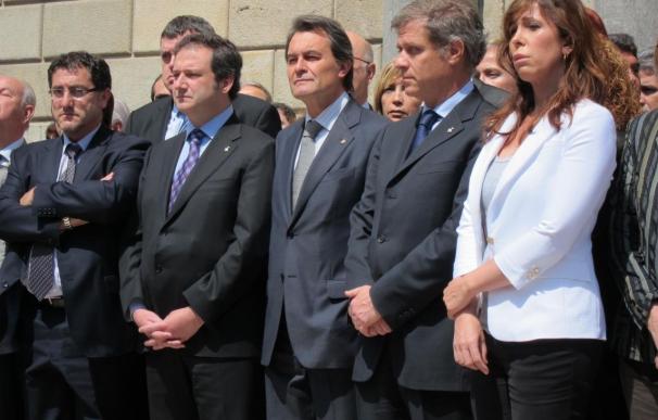 La clase política catalana guarda un sentido minuto de silencio ante la Generalitat