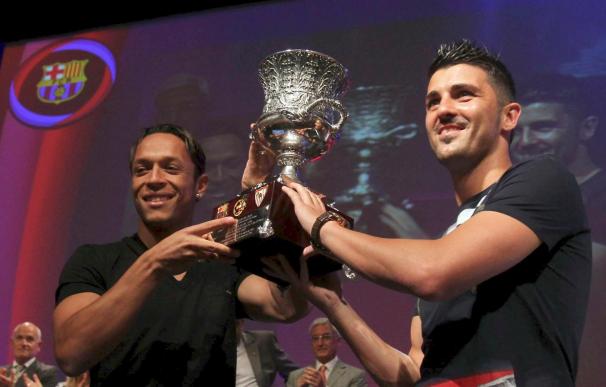 Villa y Adriano ofrecen la Supercopa a los peñistas