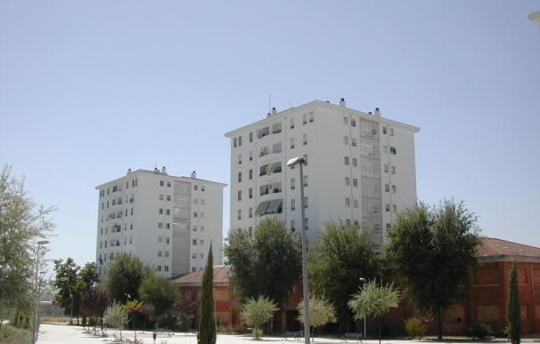 La Junta adjudica por 360.858 euros obras para rehabilitar 150 viviendas públicas y una plaza en Linares