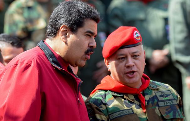 Venezuelan President Nicolas Maduro (L) and deputy