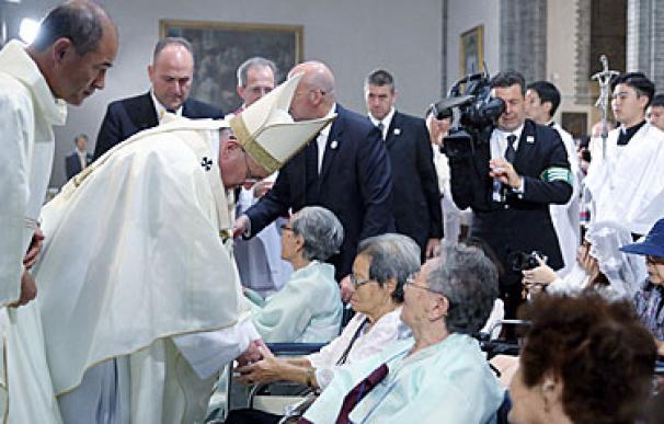 Emotivo saludo del papa Francisco a una anciana que fue "esclava sexual"