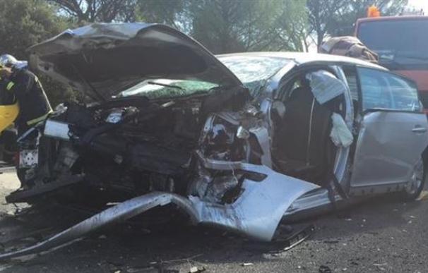 Cinco heridos en un choque frontal entre dos coches en la Carretera de los Pantanos