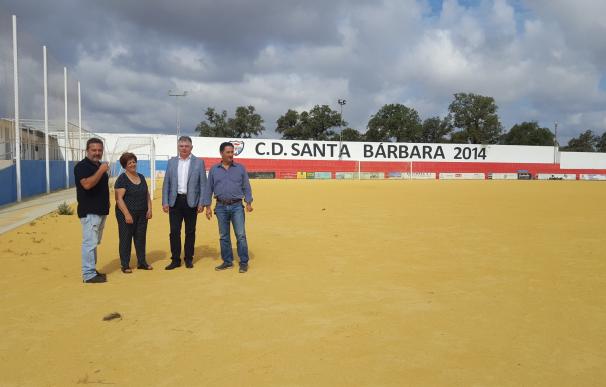 Junta destina 108.500 euros a la instalación de césped artificial en el campo de fútbol de Santa Bárbara de Casa
