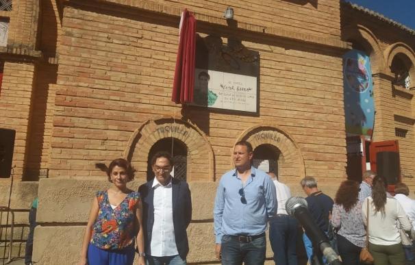 Teruel homenajea al torero Víctor Barrio con una placa en la plaza de Toros