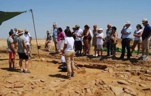 Un grupo de 25 alumnos de diferentes CCAA participa en el X Curso de Arqueología de Regina en Casas de Reina (Badajoz)