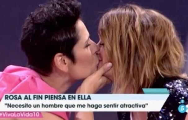Rosa López y Toñi Moreno protagonizan el beso más aplaudido de 'Viva la vida'