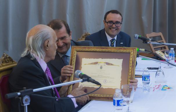 García-Trevijano entrega a Alhama un grabado original de la localidad en su nombramiento como hijo predilecto