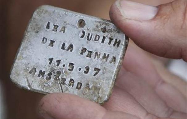El arqueólogo israelí Yoram Haimi muestra la placa de aluminio en el campo de exterminio Sobibor, al este de Polonia