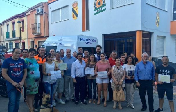 El presidente de Diputación entrega diplomas a voluntarios de Protección Civil de Sierra Mágina