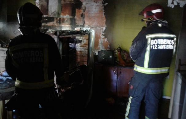 Bomberos del 112 extinguen un incendio en una vivienda de Reinosa