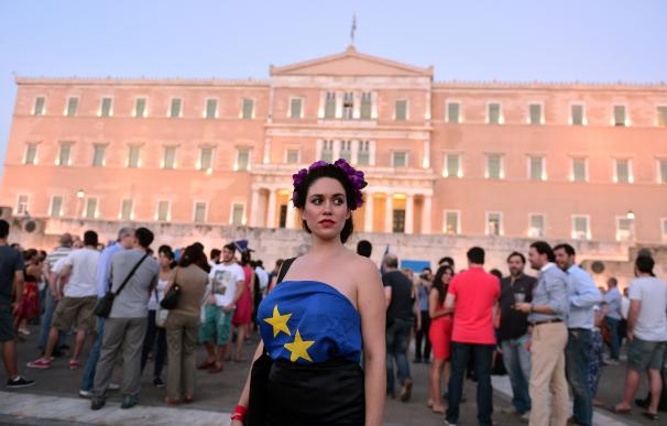 Una manifestante a favor del 'sí' en el referéndum griego, frente al Parlamento de Grecia