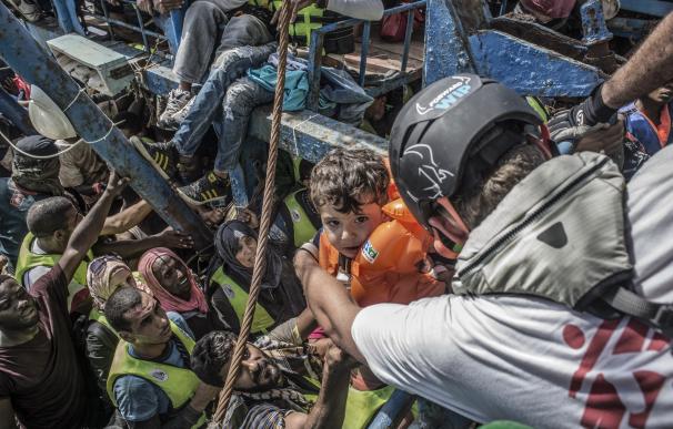 Grupo de refugiados llega a Grecia
