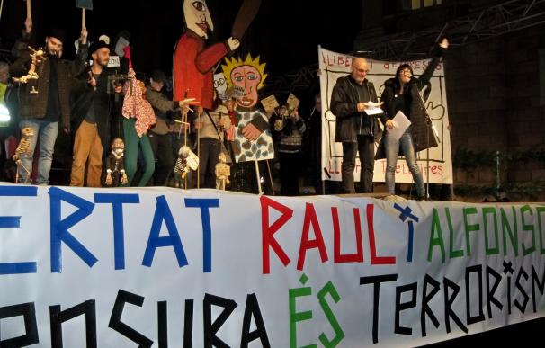 Medio millar de personas piden en Barcelona retirar los cargos a los dos titiriteros de Madrid