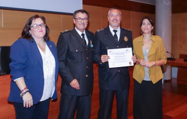 El sargento Toni López, en el centro de la imagen, al ser distinguido en 2016 durante la celebración del día del patrón patrón de la Policía Municipal