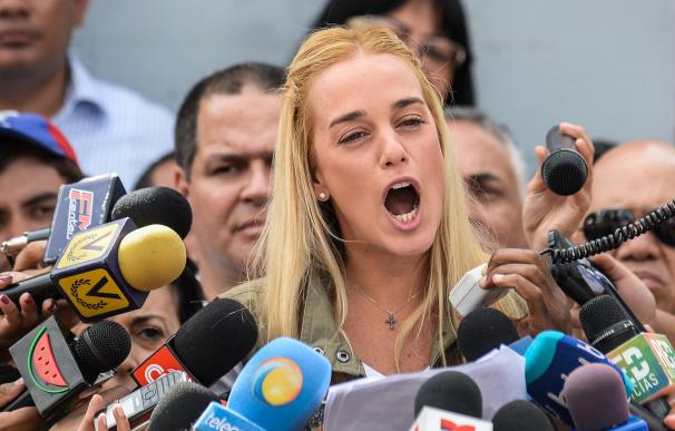 Lilian Tintori, esposa de Leopoldo López, lee la carta del opositor