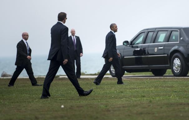 Miembros del Servicio Secreto siguen al Presidente de EEUU Barack Obama el 2 de octubre de 2014 en Evanston, Illinois (BRENDAN SMIALOWSKI/AFP)