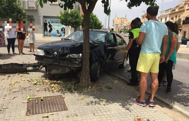 Detenido en Lora tras estrellar su coche contra un árbol al conducir ebrio y amenazar a la Policía