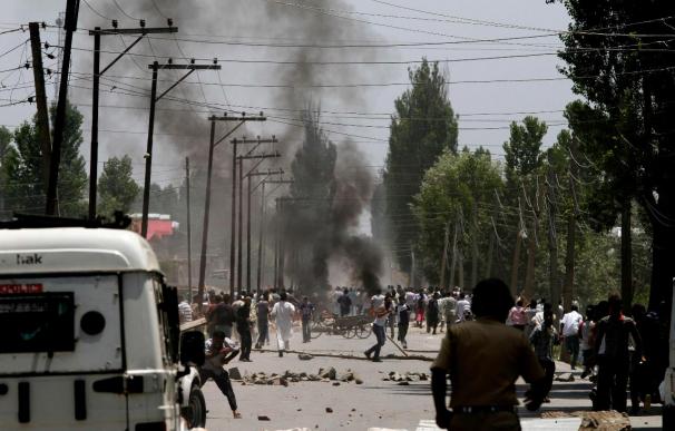Al menos tres manifestantes cachemires mueren en choques con la Policía india