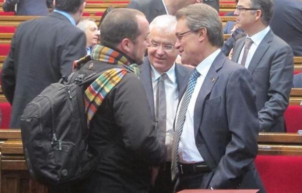 David Fernández (CUP) conversa con Artur Mas, en el Parlament.