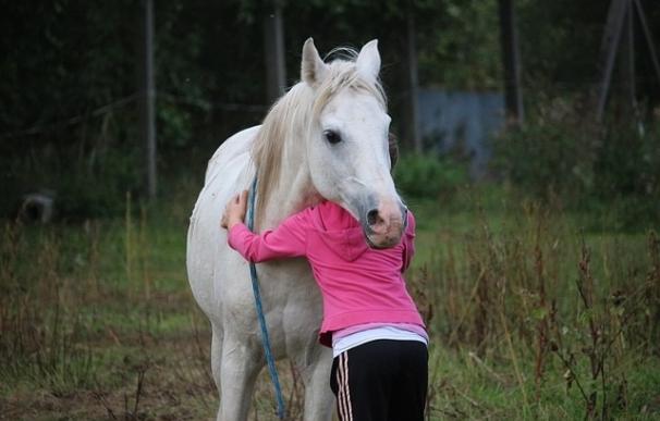La terapia con caballos es efectiva en niños con retraso psicomotor, según un estudio de la UCM y la URJC